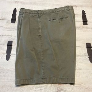 CHAPS RALPH LAUREN olive green Bermuda shorts. Size 38. 🩳